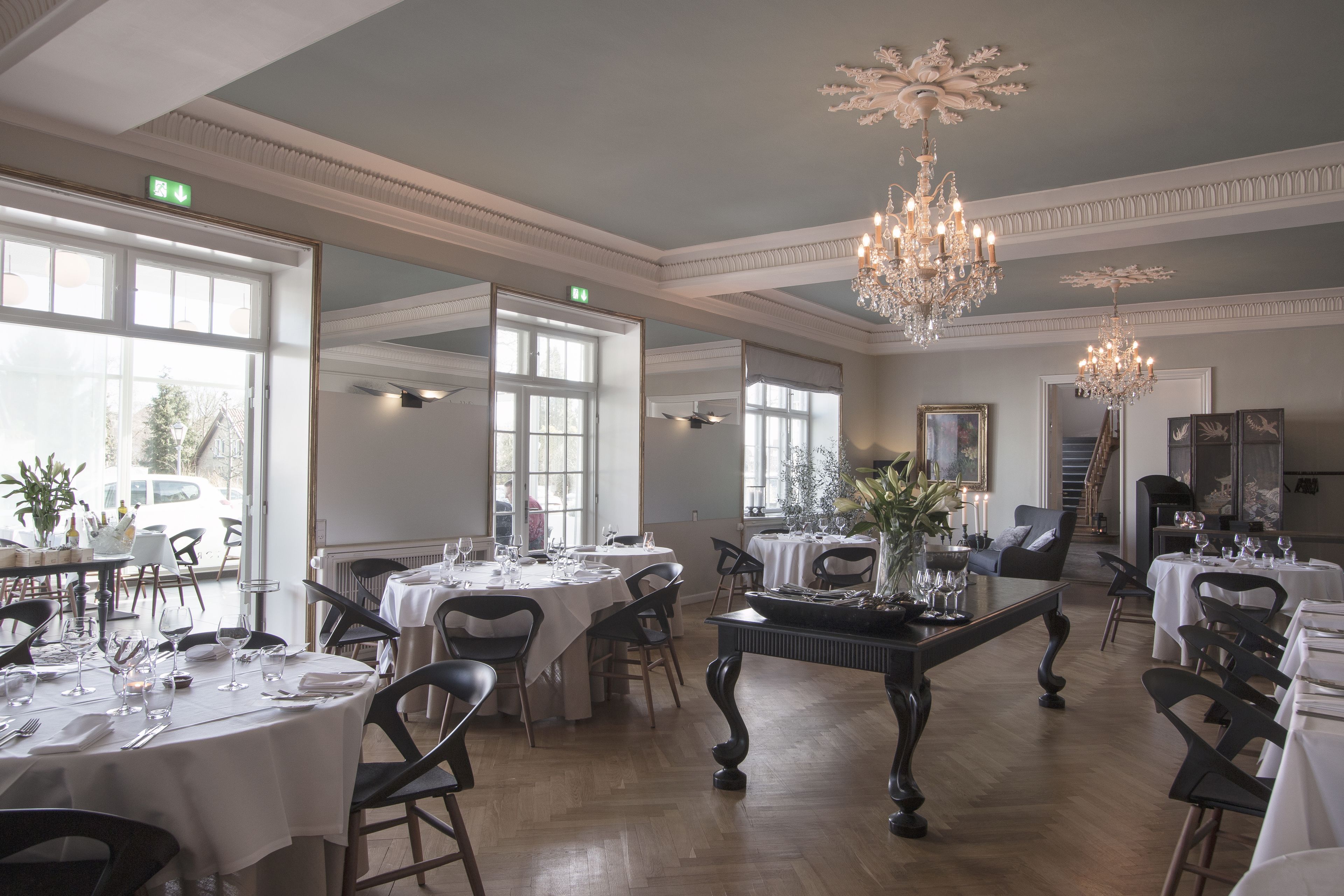 Breakfast, lunch, dinner served; international cuisine 