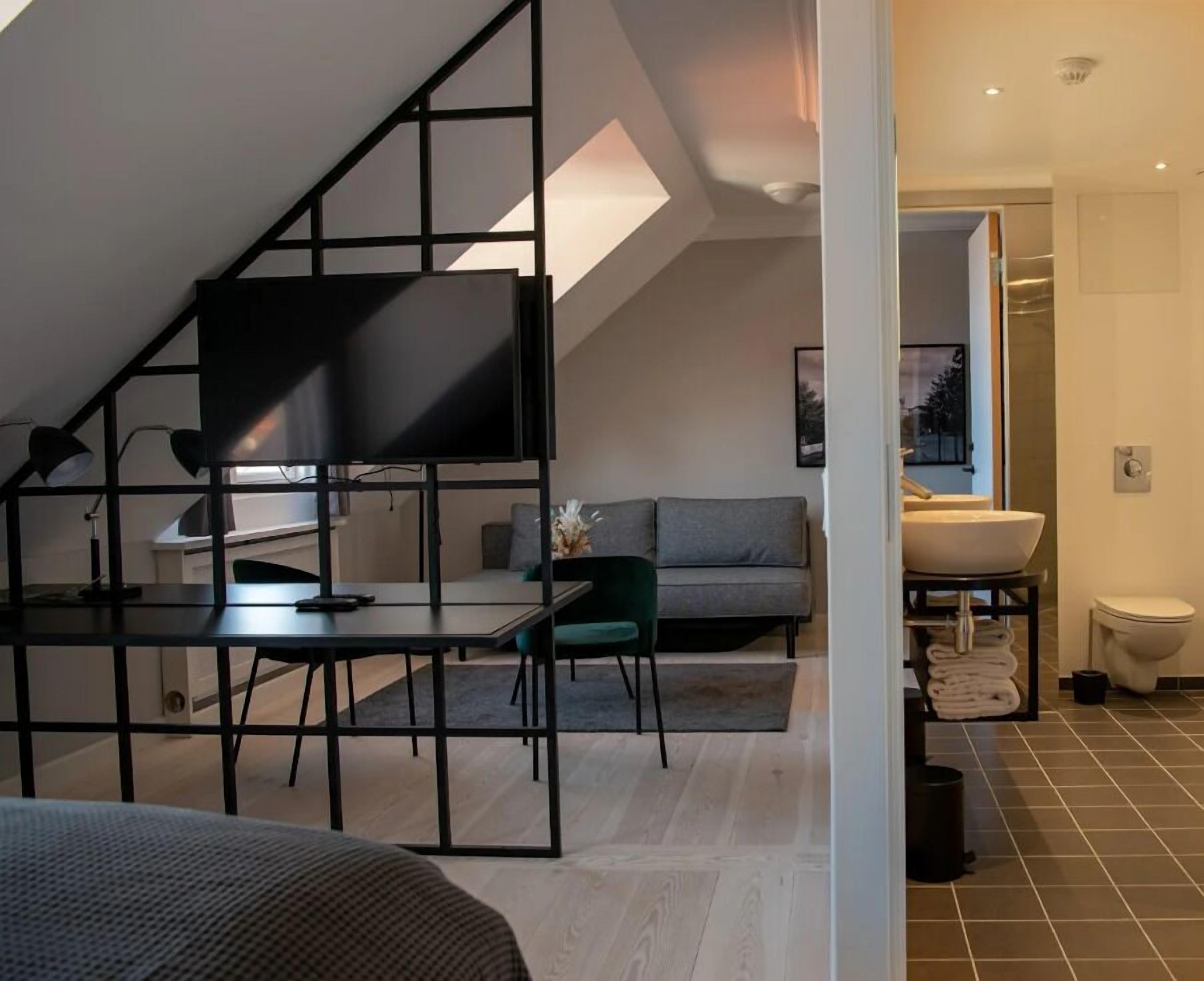 business deluxe double room | individually decorated, individually furnished, desk, free wifi