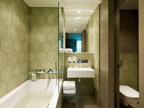 Douche, sèche-cheveux, serviettes fournies