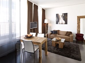 Bureau, espace de travail pour ordinateur portable