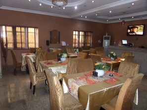 Petit déjeuner, déjeuner et dîner servis sur place