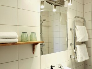 Ducha, artículos de tocador gratuitos, secador de pelo, toallas