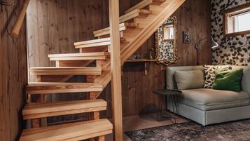 Camera con 2 letti singoli, edificio separato (Loft, 2 floors, stair access) | Con stile personalizzato, ferro/asse da stiro, Wi-Fi gratuito, lenzuola