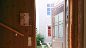 L’intérieur est en bois et une porte donne accès à un balcon. On y trouve des chaises et une petite table.