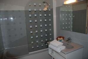 Kostenlose Toilettenartikel, Haartrockner, Handtücher