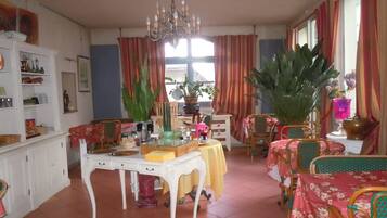 Daily continental breakfast (EUR 8 per person)