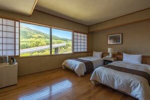 ห้องพัก, ปลอดบุหรี่, ห้องน้ำรวม (Japanese-Western Style) | ตู้นิรภัยในห้องพัก, โต๊ะทำงาน