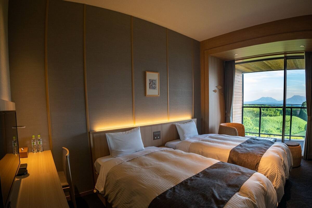Basic Twin Room, Non Smoking | In-room safe, desk