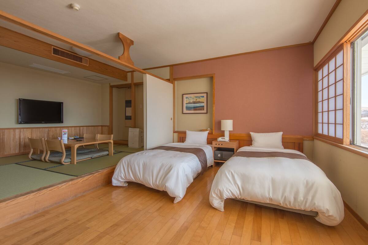 Japanese Western Room (Private Toilet, Shared Bathtub and Shower), Non Smoking | In-room safe, desk
