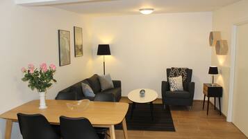 Deluxe-lejlighed - 2 soveværelser - privat badeværelse (4-6) | Opholdsområde | 42-tommers fladskærms-tv med digitale kanaler, tv