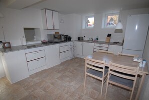 Quarto quádruplo clássico, banheiro compartilhado | Cozinha privada | Geladeira, micro-ondas, fogão, cooktop