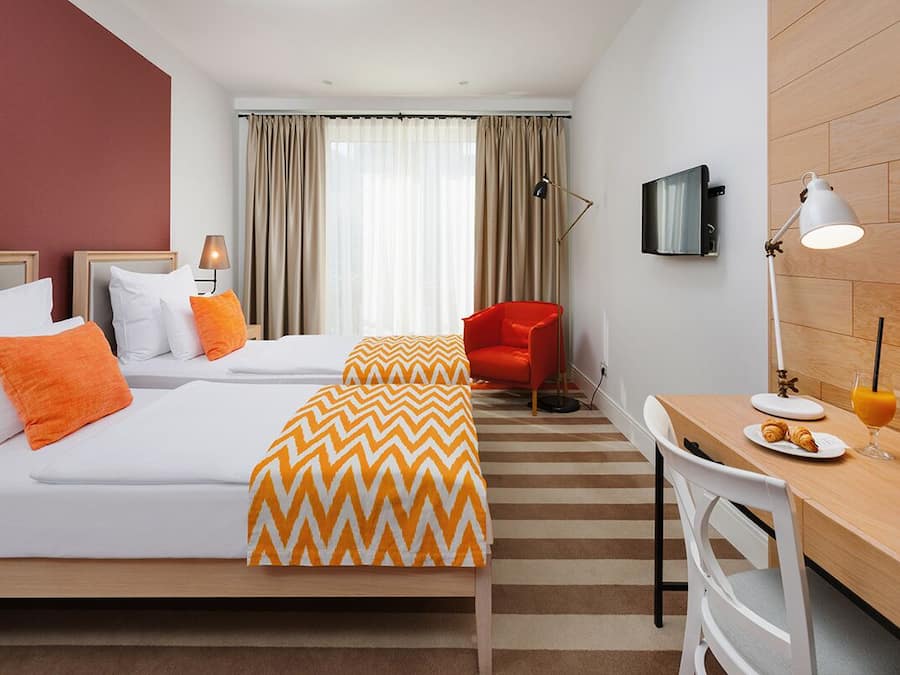 Kamer, 1 twee- of 2 eenpersoonsbedden, gemeenschappelijke badkamer | Lakens van Egyptisch katoen, luxe beddengoed, individueel gedecoreerd