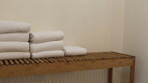 A wooden table with towels stacked on top. - Amalie B&B Apartments (Odense)