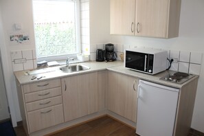 Fridge, microwave, oven, stovetop - Amalie B&B Apartments (Odense)