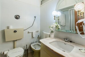 Appartamento, 2 camere da letto, terrazzo | Bagno | Vasca, set di cortesia gratuito, asciugacapelli