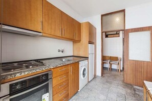 Geladeira, cooktop, talheres/pratos/utensílios de cozinha