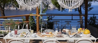 Xenia Residence & Suites