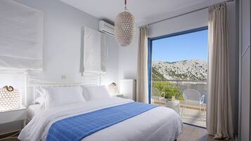 أغطية فراش متميزة وخزنة داخل الغرفة ومكتب وتجهيزات عازلة للصوت
