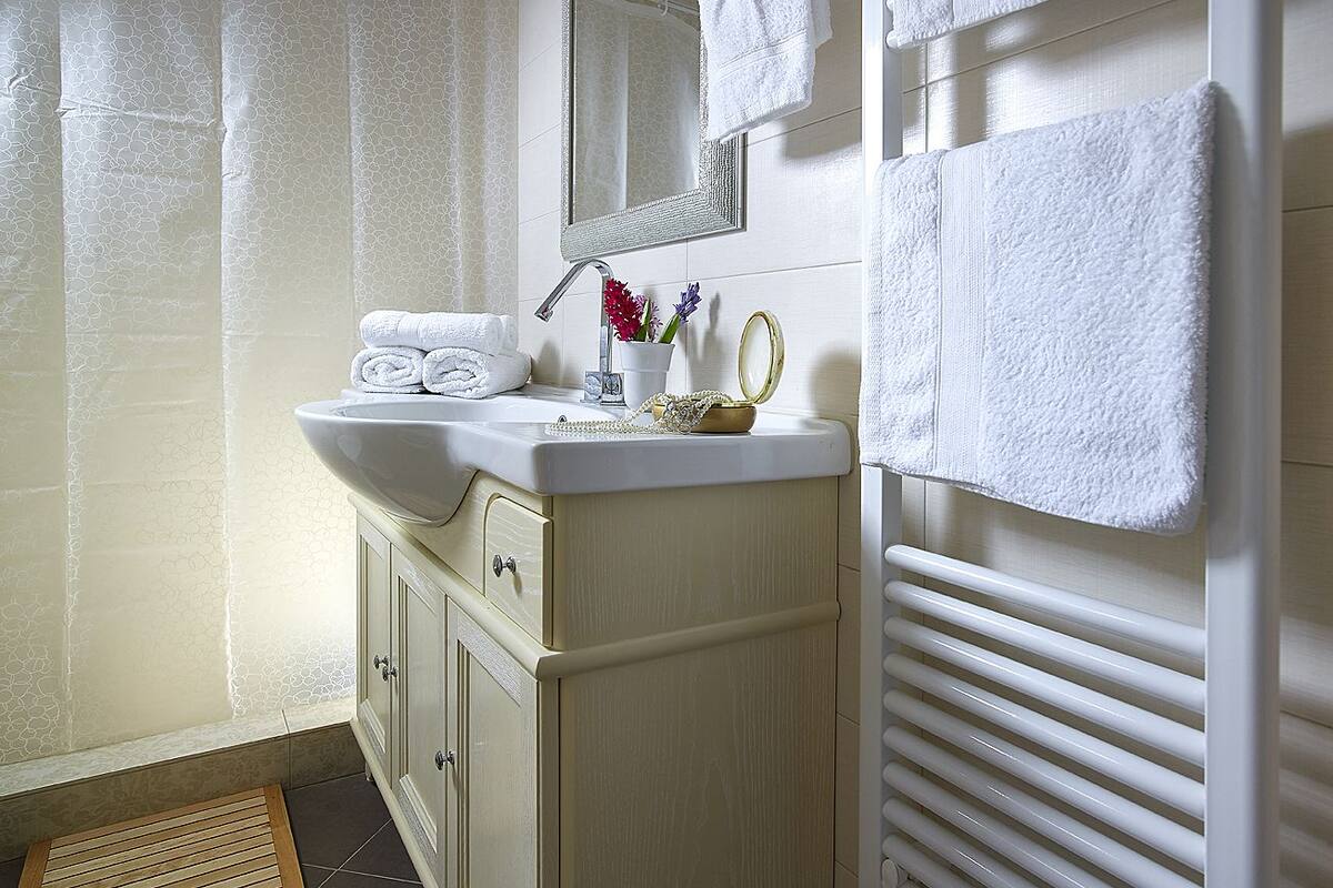 family suite, 2 bedrooms, sea view | bathroom | shower, hair dryer, slippers, towels