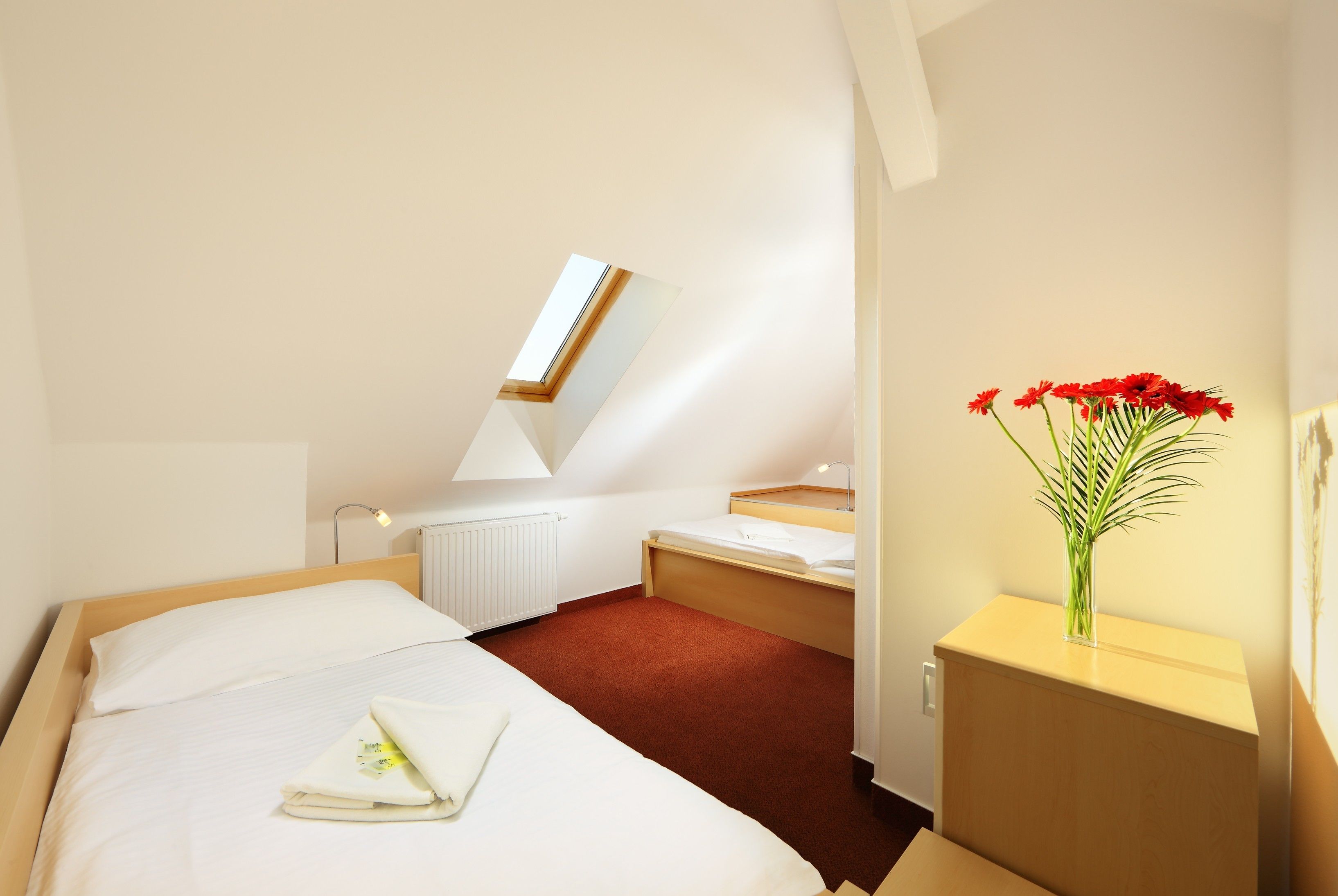 Vierbettzimmer, 2 Schlafzimmer | Allergikerbettwaren, Schreibtisch, laptopgeeigneter Arbeitsplatz