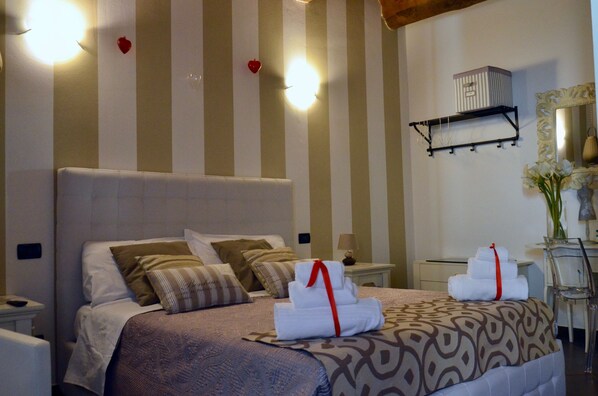 Deluxe Room, 1 Bedroom | Peralatan tempat tidur premium, bar mini, dihias secara berasingan 