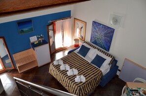 Quarto quádruplo | Roupas de cama premium, frigobar, individualmente decorados