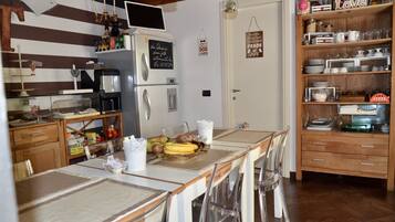 Daily continental breakfast (EUR 7 per person)