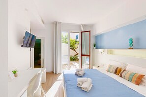 Premium bedding, minibar, in-room safe, desk - Hotel Perla Gaia (San Vito Lo Capo)