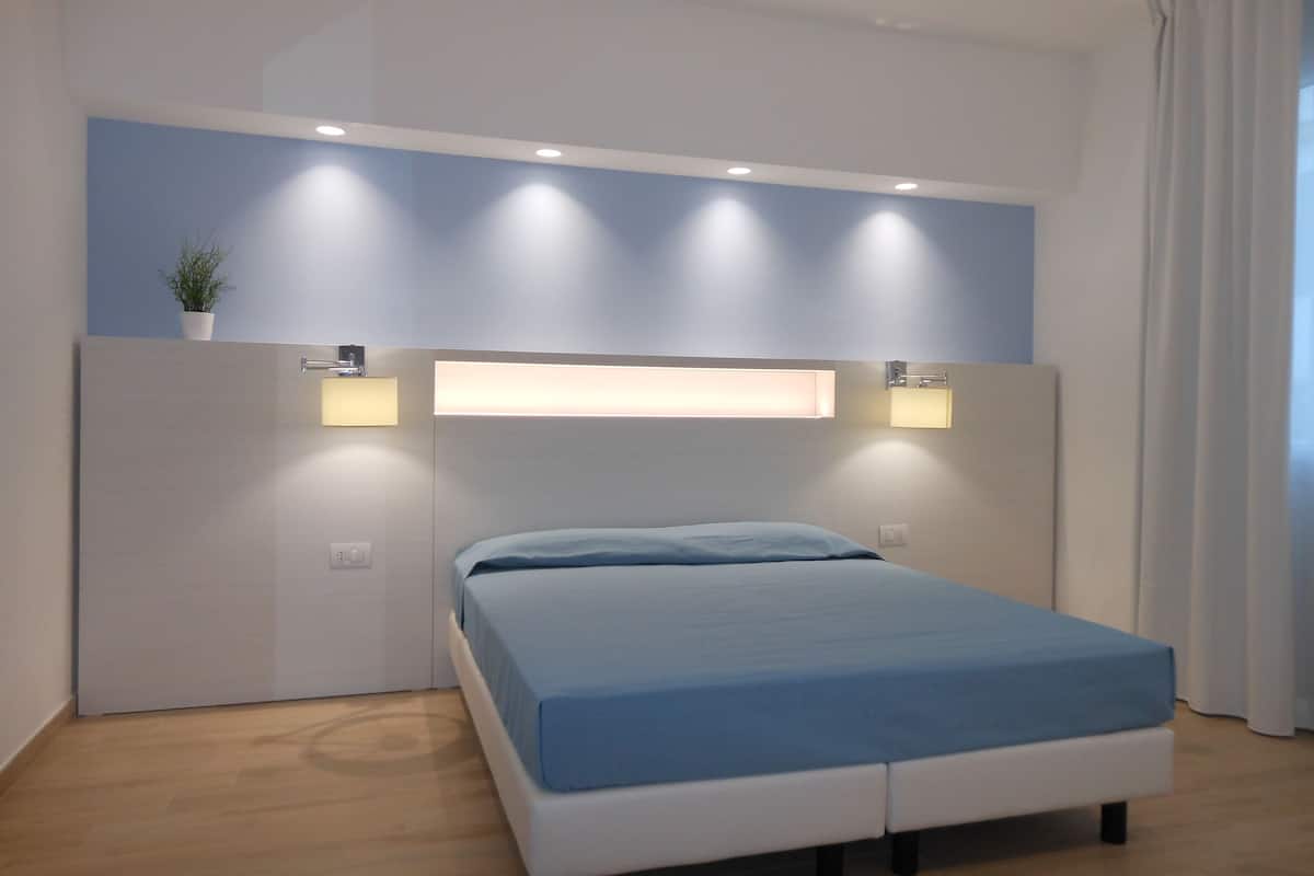 Standaard tweepersoonskamer | Luxe beddengoed, een minibar, een kluis op de kamer, een bureau