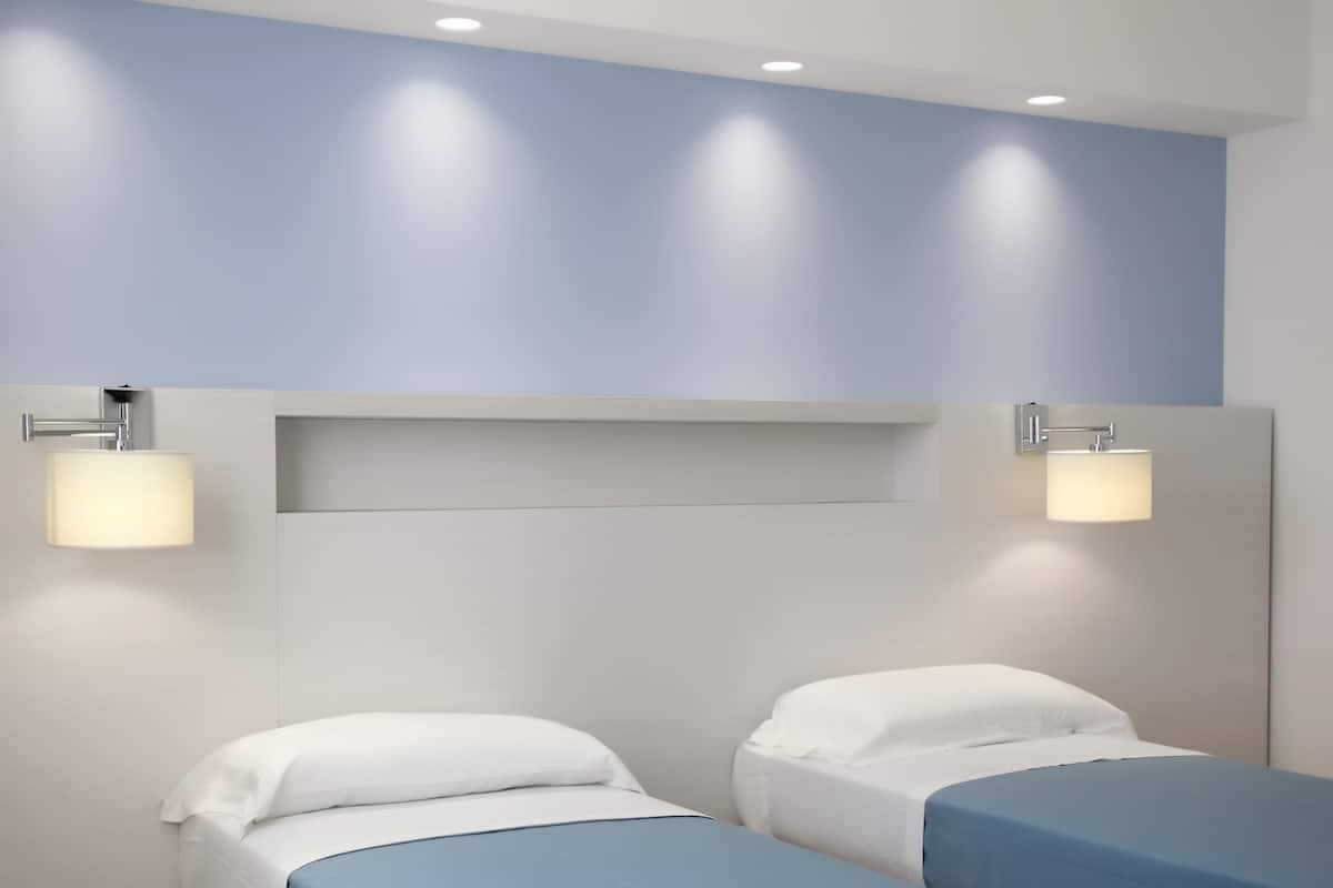 Habitació doble o amb dos llits individuals bàsica, 1 llit doble o 2 llits individuals, torre | Roba de llit d'alta qualitat, minibar i caixa forta a l'habitació