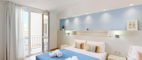 Chambre triple Deluxe, balcon | Literie de qualité, minibar, coffre-fort, bureau