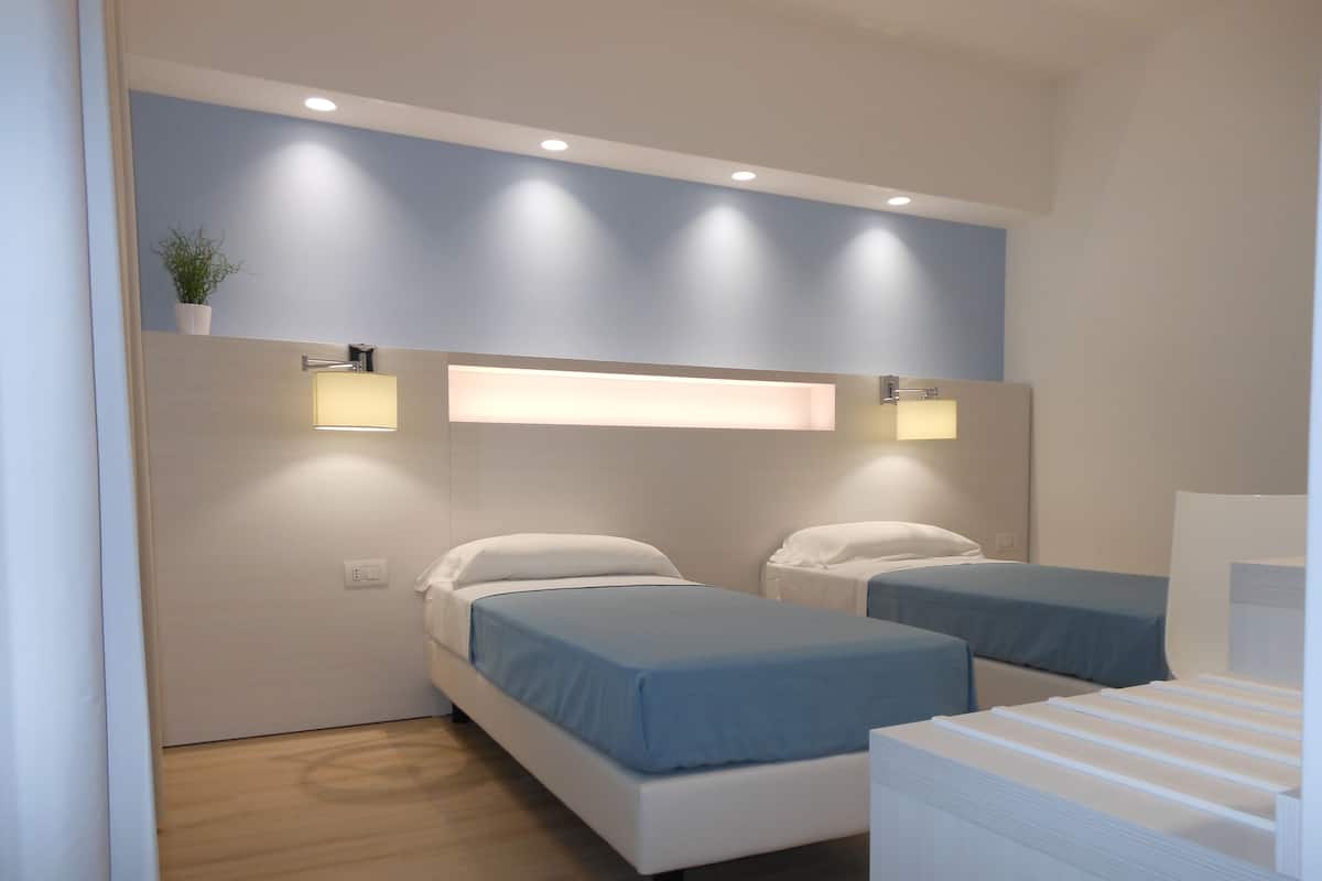 Tweepersoonskamer, 2 eenpersoonsbedden | Luxe beddengoed, een minibar, een kluis op de kamer, een bureau