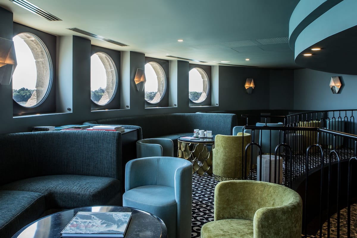 2 bars/lounges