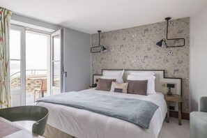 Dobbeltrom – deluxe, 1 kingsize-seng, balkong, sjøutsikt | Sengetøy av topp kvalitet, dundyner, minibar og safe på rommet