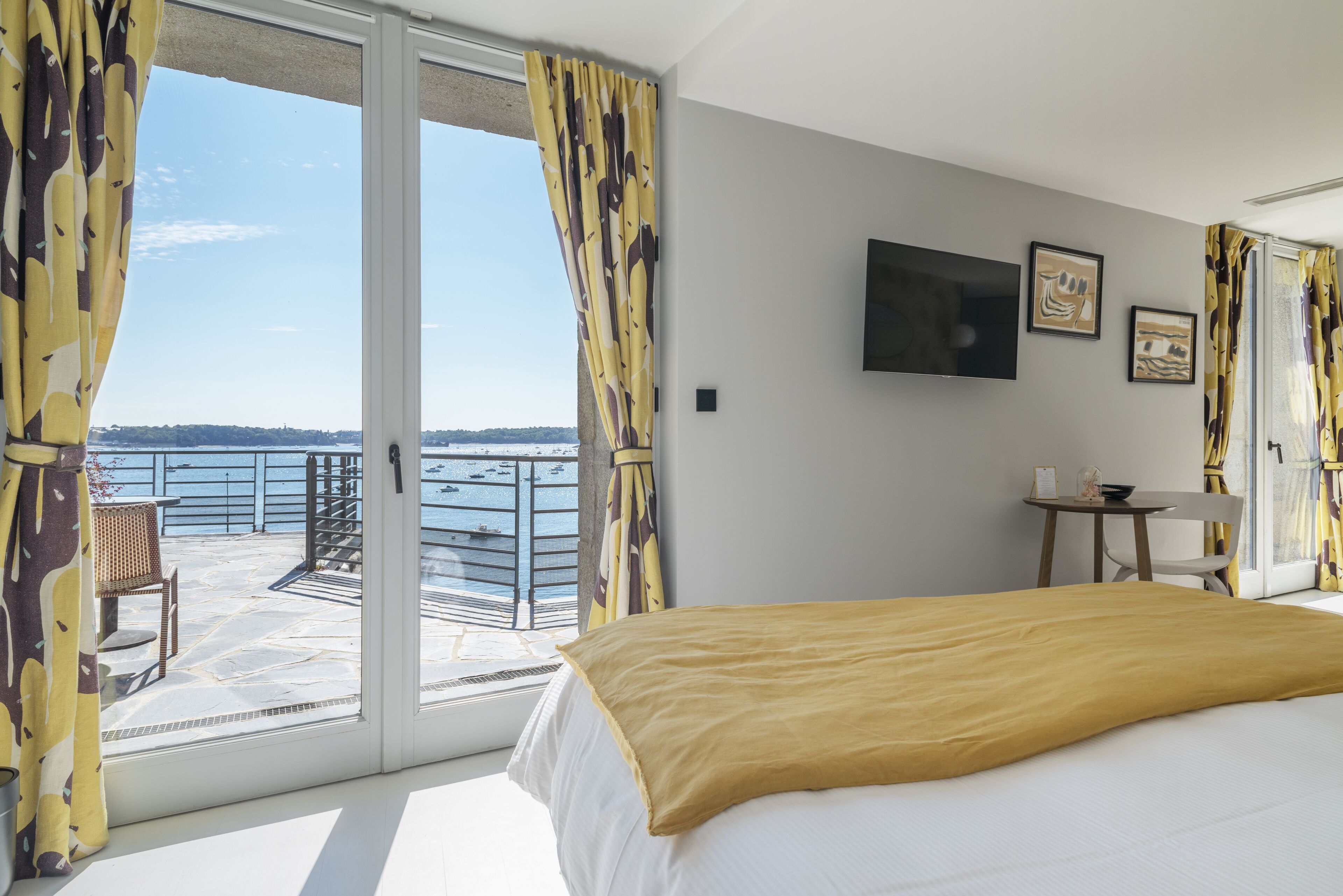 Chambre Double Luxe, 1 très grand lit, balcon, vue mer | Literie de qualité supérieure, couette en duvet d'oie, minibar