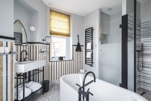 Chambre luxueuse double, 1 très grand lit, vue sur la mer | Salle de bain | Articles de toilette (gratuits), séchoir à cheveux, peignoirs