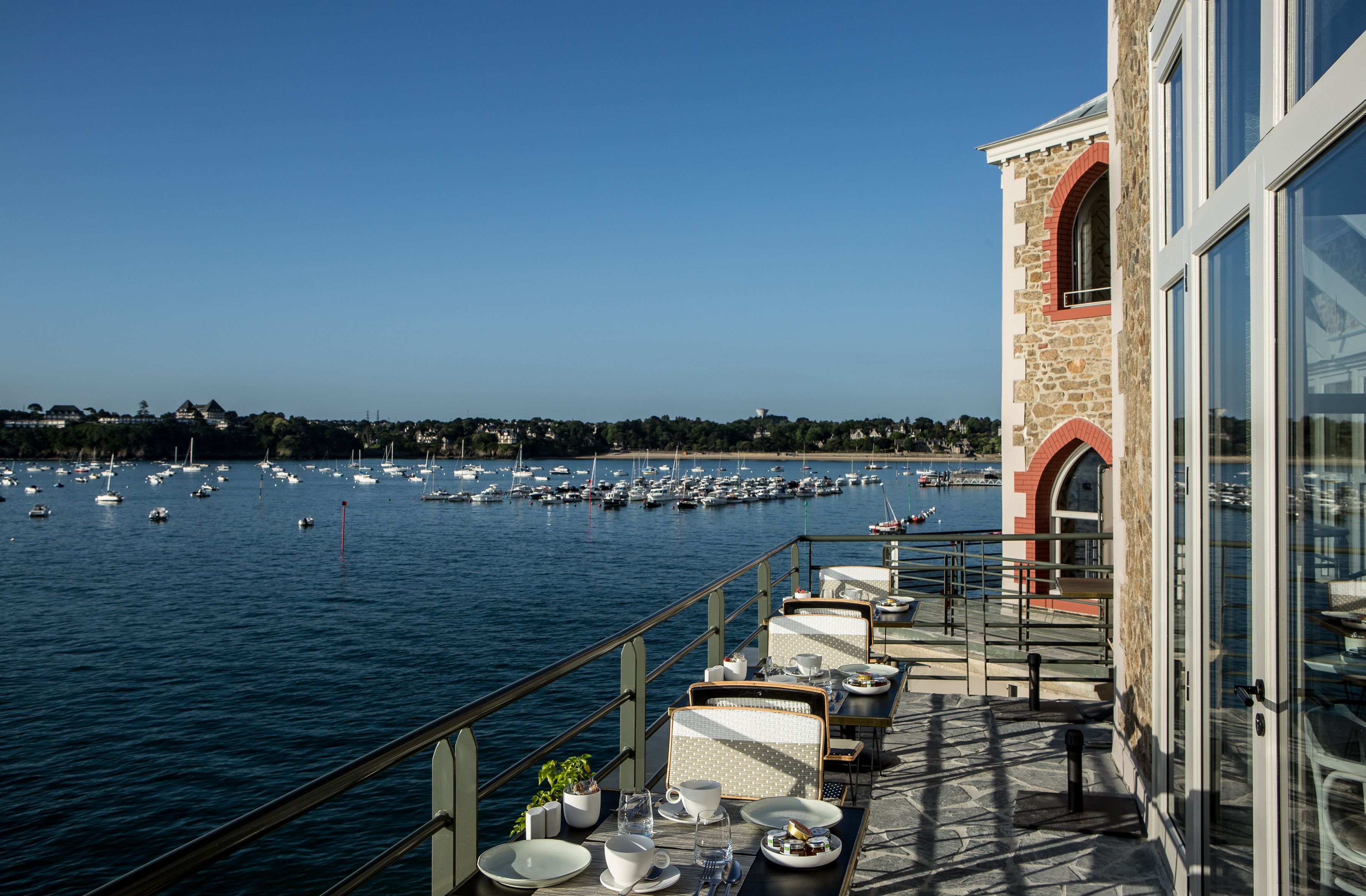 Petit déjeuner, déjeuner et dîner servis sur place, vue sur la mer