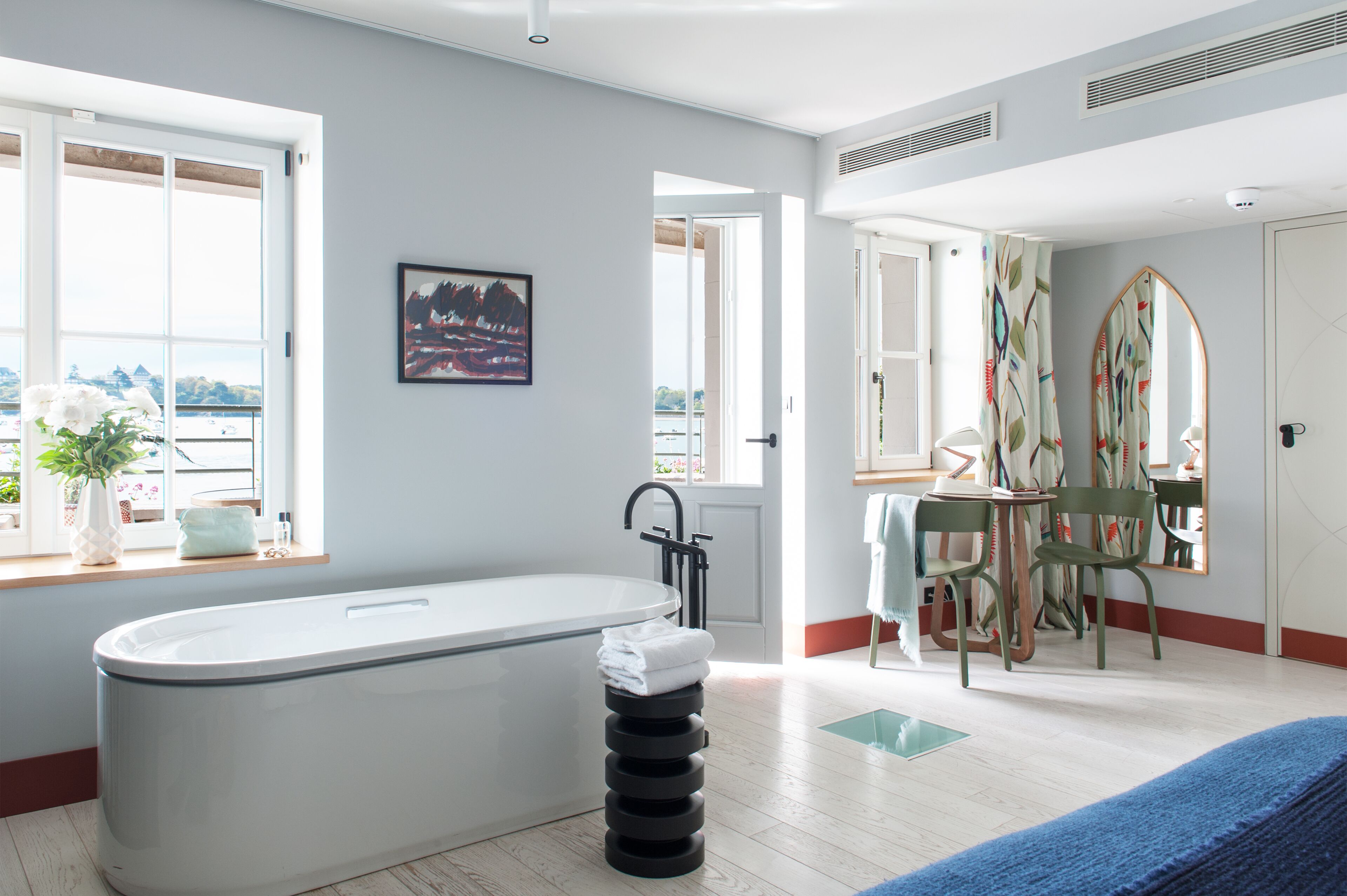 Luxe beddengoed, donsdekens, een minibar, een kluis op de kamer