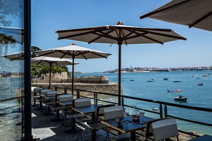 Breakfast, lunch, dinner served; local cuisine, ocean views 