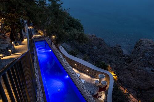 Piscine extérieure, chaises longues