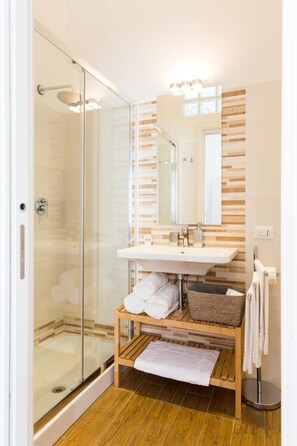Habitación superior | Baño | Regadera, regadera tipo lluvia, amenidades de baño gratuitas 