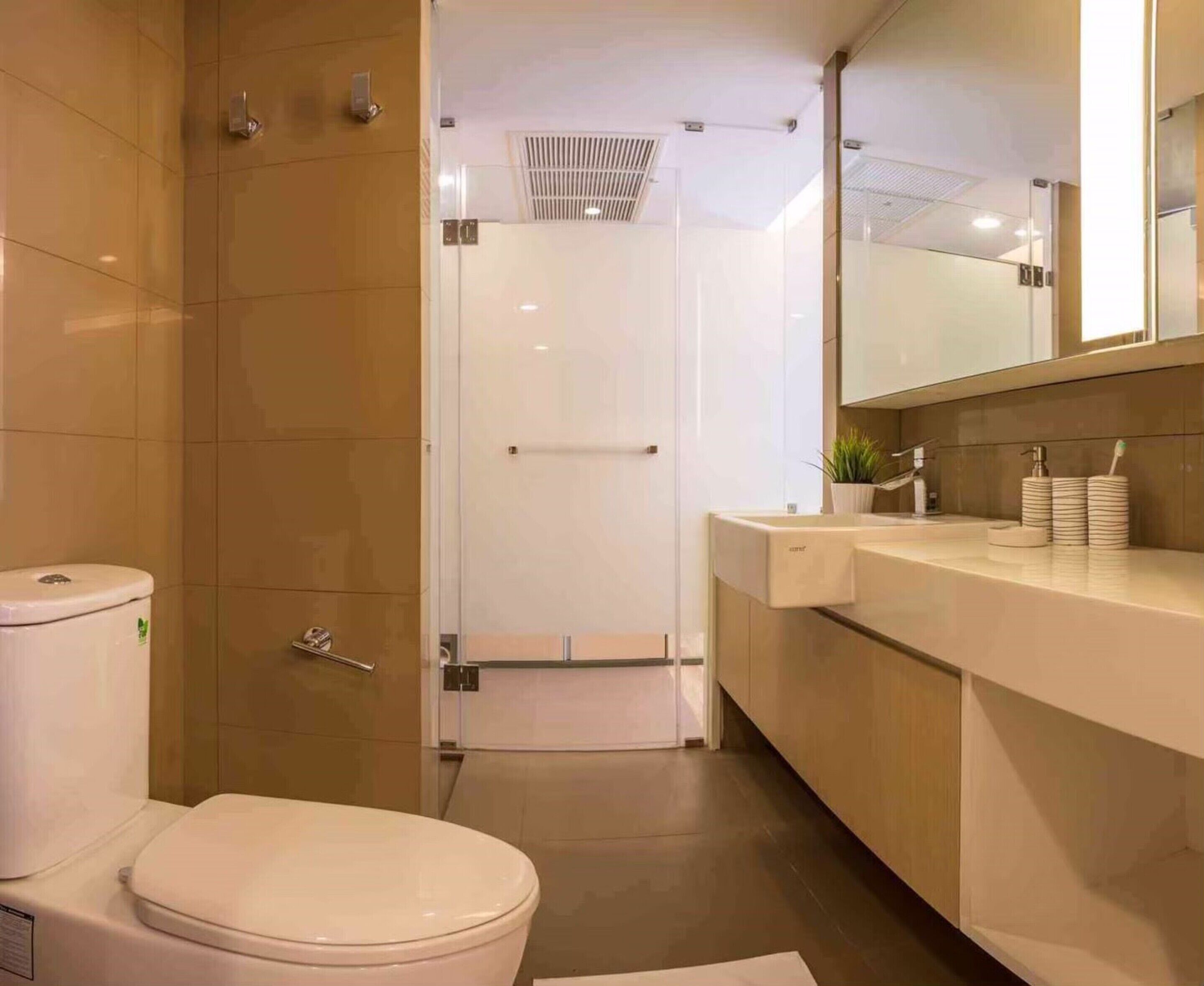 shower, rainfall showerhead, free toiletries, hair dryer