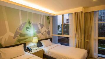 Een hotelkamer met twee bedden, een nachtkastje met een lamp, een telefoon en een muur met een geometrisch patroon.