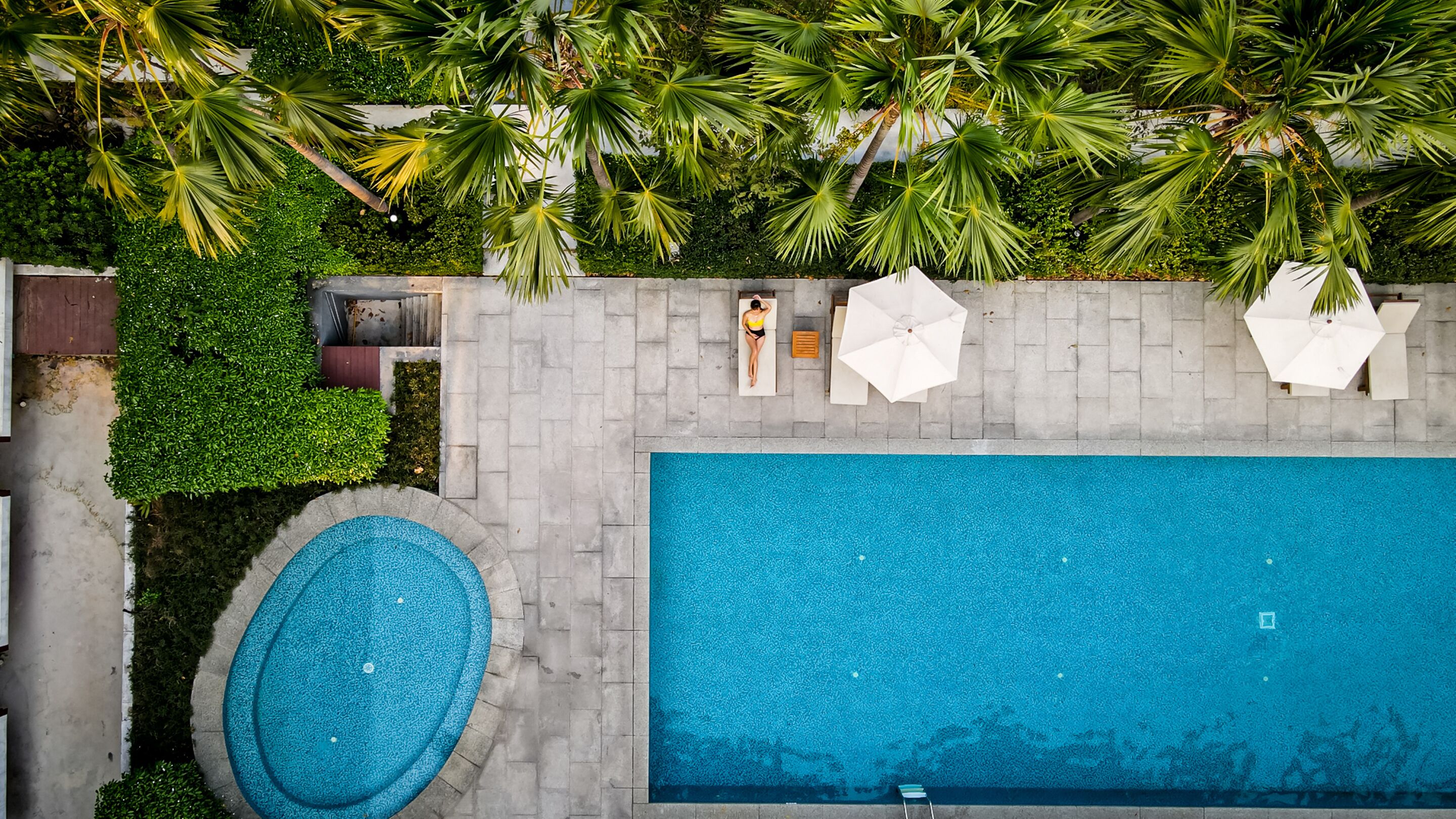 สระว่ายน้ำกลางแจ้ง, เก้าอี้อาบแดดริมสระ