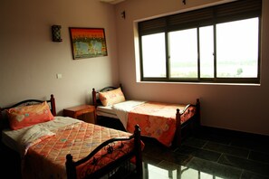 Desk, blackout drapes, iron/ironing board, cribs/infant beds - Hotel 4 Penguins (Entebbe)