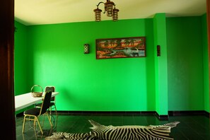 Flat-screen TV - Hotel 4 Penguins (Entebbe)