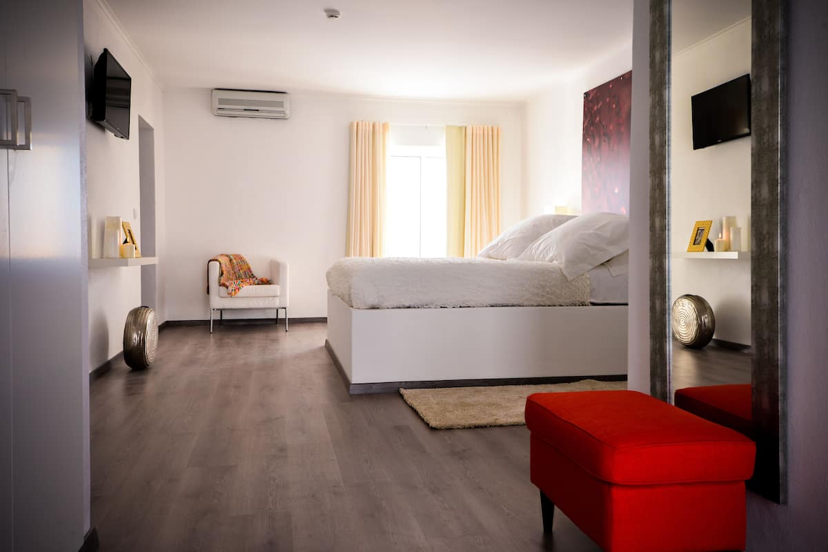 Minibar, caja de seguridad en la habitación, escritorio y ropa de cama 