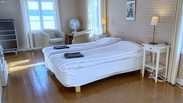 Comfort Twin Room, Shared Bathroom | 1 bedroom, laptop workspace, iron/ironing board, free WiFi