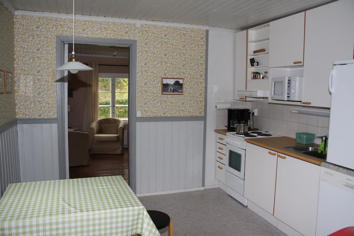 standard twin room, shared bathroom, garden view | shared kitchen | microwave