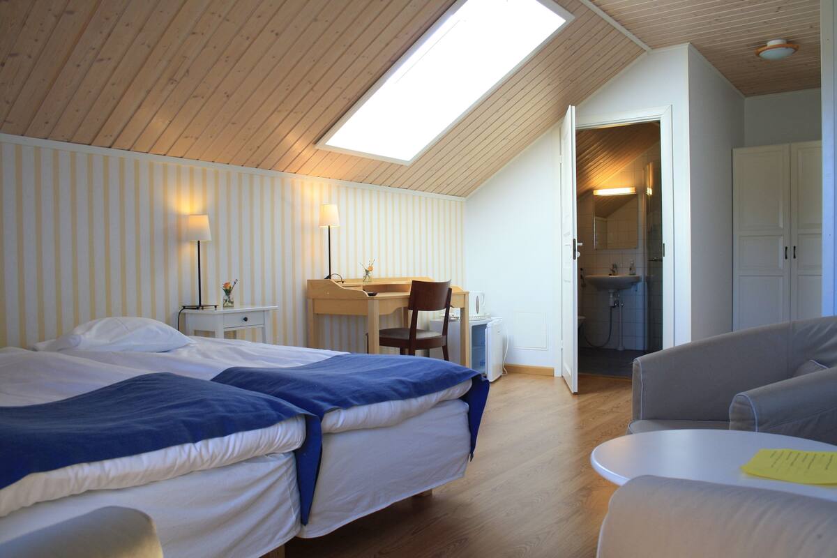 deluxe twin room, garden view | 1 bedroom, laptop workspace, iron/ironing board, free wifi